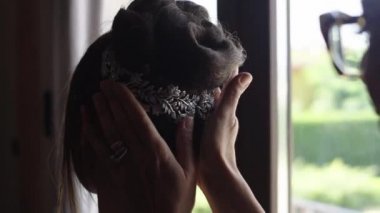 Kuaför gelinin saç modeline dokunur