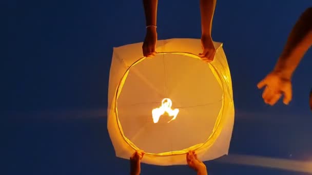 Lighting Chinese Lantern Held Pair Lovers Flying Lantern Power — Stock Video