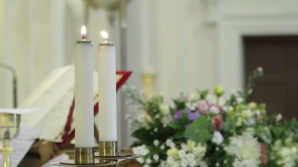 Bougies Dans Église Avec Des Flammes Mobiles — Video