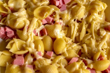 Peynir ve ince doğranmış sosis ile lezzetli makarna