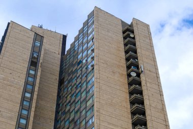 Bulutlu bir gökyüzüne karşı yüksek katlı bina