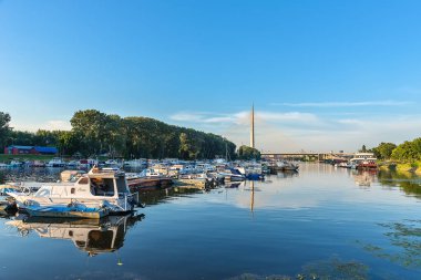 Belgrad, Sırbistan - 20 Haziran 2018: Sava nehri üzerindeki Belgrad yat limanının yansıması yla Ada köprüsünün yan görünümü