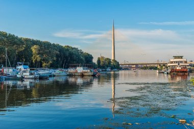 Belgrad, Sırbistan - 20 Haziran 2018: Sava nehri üzerindeki Belgrad yat limanının yansıması yla Ada köprüsünün yan görünümü