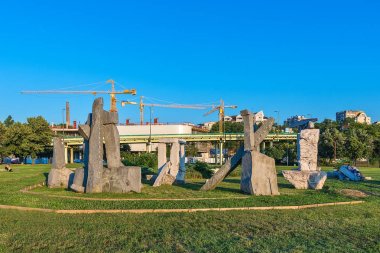 Belgrad, Sırbistan - 20 Haziran 2018: Ada ciganlija gölü, stonehenge, pus etkisi