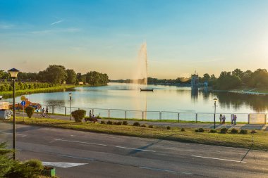 Belgrad, Sırbistan - 20 Haziran 2018: Belgrad'daki Güzel Ada Ciganlija Gölü.