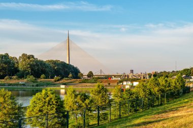 Belgrad, Sırbistan - 20 Haziran 2018: Ada köprüsünün yan görünümü ve Belgrad şehrinin sembolü