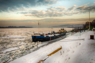 Belgrad, Sırbistan 12 Ocak 2017:Belgrad'da donmuş Tuna'da büyük bir nehir teknesi