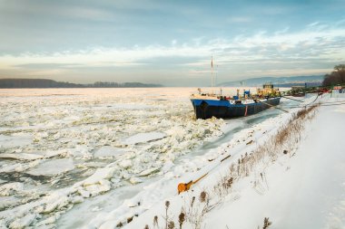Belgrad, Sırbistan 12 Ocak 2017:Belgrad'da donmuş Tuna'da büyük bir nehir teknesi