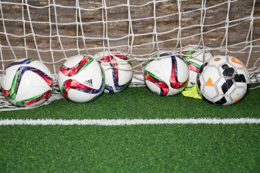 Belgrad, Sırbistan 17 Kasım 2016: Salonda suni çimenlikte bir futbol topu