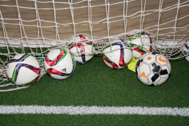Belgrad, Sırbistan 17 Kasım 2016: Salonda suni çimenlikte bir futbol topu
