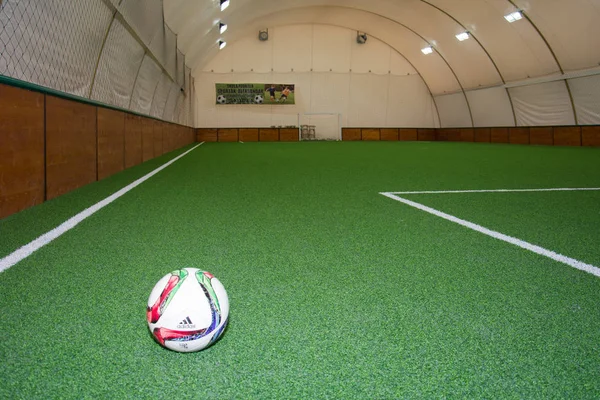 Belgrado Serbia Noviembre 2016 Una Pelota Fútbol Sobre Césped Artificial — Foto de Stock