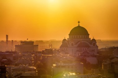 Belgrad, Sırbistan - 10 Nisan 2017: Aziz Sava tapınağı ve gün batımı ile Belgrad panoraması