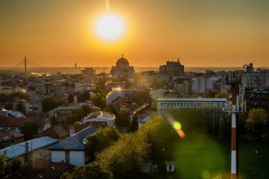 Belgrad, Sırbistan - 10 Nisan 2017: Aziz Sava tapınağı ve gün batımı ile Belgrad panoraması