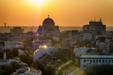 Belgrad, Sırbistan - 10 Nisan 2017: Aziz Sava tapınağı ve gün batımı ile Belgrad panoraması