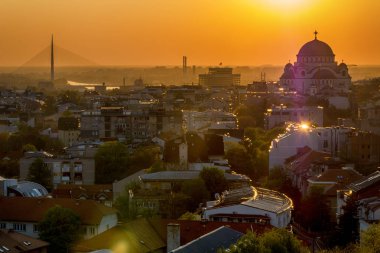 Belgrad, Sırbistan - 10 Nisan 2017: Aziz Sava tapınağı ve gün batımı ile Belgrad panoraması