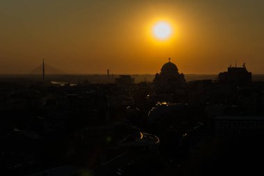 Belgrad, Sırbistan - 10 Nisan 2017: Aziz Sava tapınağı ve gün batımı ile Belgrad panoraması