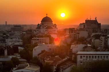 Belgrad, Sırbistan - 10 Nisan 2017: Aziz Sava tapınağı ve gün batımı ile Belgrad panoraması