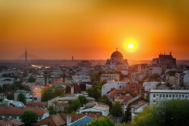 Belgrad, Sırbistan - 10 Nisan 2017: Aziz Sava tapınağı ve gün batımı ile Belgrad panoraması