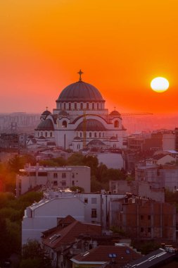 Belgrad, Sırbistan - 10 Nisan 2017: Aziz Sava tapınağı ve gün batımı ile Belgrad panoraması
