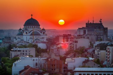 Belgrad, Sırbistan - 10 Nisan 2017: Aziz Sava tapınağı ve gün batımı ile Belgrad panoraması