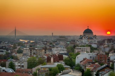 Belgrad, Sırbistan - 10 Nisan 2017: Aziz Sava tapınağı ve gün batımı ile Belgrad panoraması