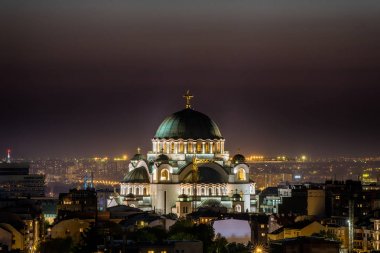 Belgrad, Sırbistan - 10 Nisan 2017: Gece Aziz Sava tapınağı ile Belgrad panoraması