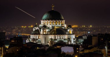 Belgrad, Sırbistan - 10 Nisan 2017: Gece Aziz Sava tapınağı ile Belgrad panoraması