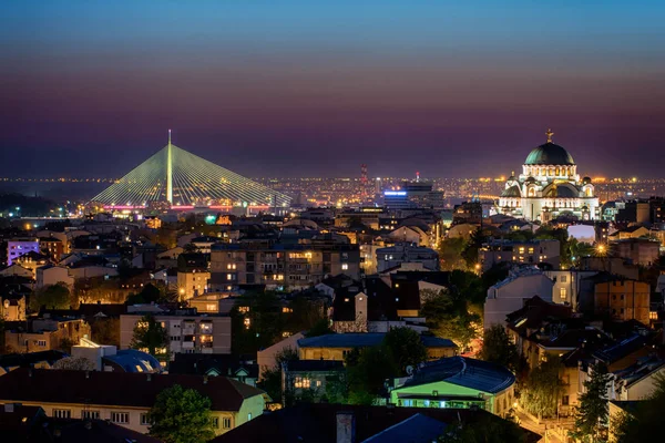 Belgrad, Sırbistan - 10 Nisan 2017: Gece Aziz Sava tapınağı ile Belgrad panoraması