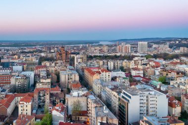 Belgrad, Sırbistan 31 Mart 2019: Belgrad Panoraması. Fotoğraf, Belgrad'ın Palilula belediyesini, Tuna Nehri'ni ve St. Mark Kilisesi'ni gösteriyor..