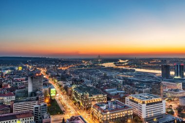 Belgrad, Sırbistan 31 Mart 2019: Gece Belgrad Panoraması. 