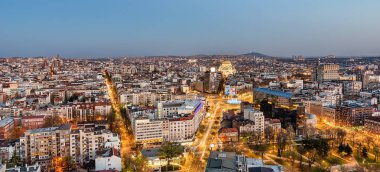 Belgrad, Sırbistan 31 Mart 2019: Gece Belgrad Panoraması. Saint Sava tapınağı, yeni çeşme, Hotel Slavija ve Slavija meydanı ile Belgrad şehir silueti.
