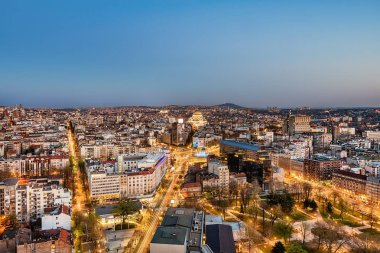 Belgrad, Sırbistan 31 Mart 2019: Gece Belgrad Panoraması. Saint Sava tapınağı, yeni çeşme, Hotel Slavija ve Slavija meydanı ile Belgrad şehir silueti.