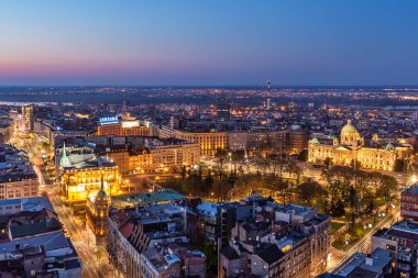 Belgrad, Sırbistan 31 Mart 2019: Belgrad'ın orta kasabasında ve çevresindeki mahallede Terazije meydanı ve Arnavutluk Sarayı'nın havadan çekilmiş fotoğrafı. Stari Grad belediyesinde yer almaktadır..