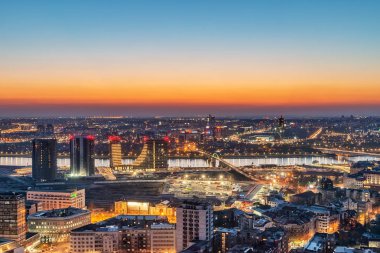 Belgrad, Sırbistan 31 Mart 2019: Belgrad ve Yeni Belgrad Panoraması, Sahil Belgrad, Sava nehri ve alacakaranlıkta köprüler.