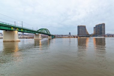 Belgrad, Sırbistan - 10 Şubat 2019: Sava Nehri'nin kıyısından görülen Belgrad panoraması. Eski demiryolu köprüsü ve Belgrad rıhtımı.
