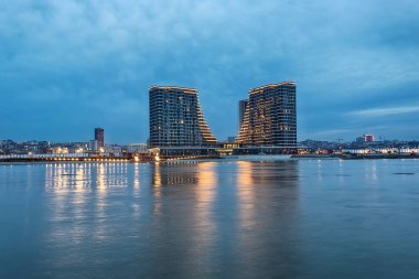 Belgrad, Sırbistan - 10 Şubat 2019: Sava Nehri üzerinde Belgrad rıhtımı. Yansıma ile gece Belgrad Panorama.