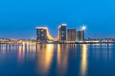 Belgrad, Sırbistan - 10 Şubat 2019: Sava Nehri üzerinde Belgrad rıhtımı. Yansıma ile gece Belgrad Panorama.
