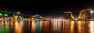 Belgrad, Sırbistan - 10 Şubat 2019: Belgrad ve Sava nehri gece panoraması. Eski Sava köprüsü ve Belgrad rıhtımı.
