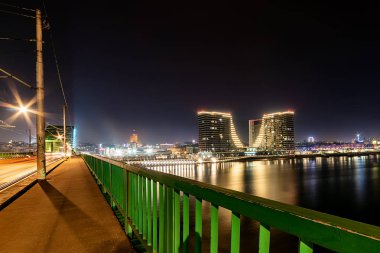 Belgrad, Sırbistan - 10 Şubat 2019: Belgrad ve Sava nehri gece panoraması. Eski Sava köprüsü ve Belgrad rıhtımı.