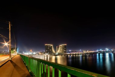 Belgrad, Sırbistan - 10 Şubat 2019: Belgrad ve Sava nehri gece panoraması. Eski Sava köprüsü ve Belgrad rıhtımı.