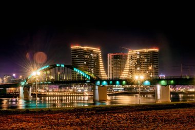 Belgrad, Sırbistan - 10 Şubat 2019: Belgrad ve Sava nehri gece panoraması. Eski Sava köprüsü ve Belgrad rıhtımı.