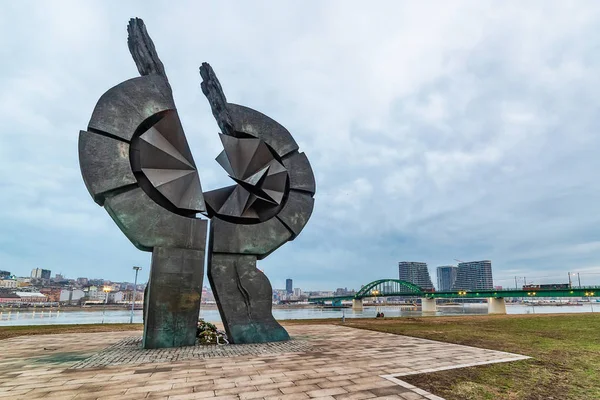 Belgrad, Sırbistan - 10 Şubat 2019: Sajmite toplama kampı. Heykeltıraş Miodrag Popoviç'in çalışmaları, kampın kurbanlarının anısına dikilen bir anıt. Yahudi kurbanlar için anıt.