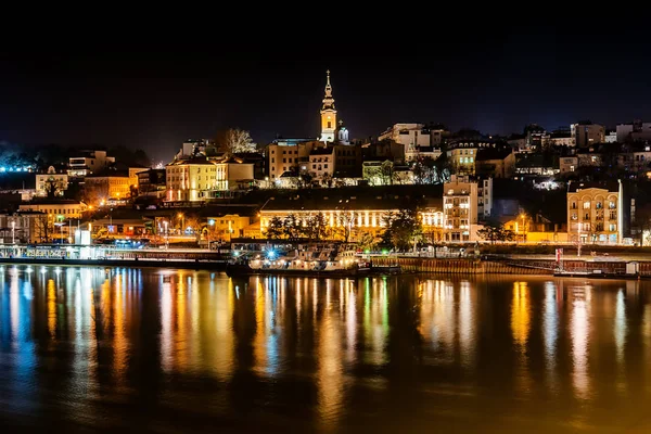 Belgrad, Sırbistan - 10 Şubat 2019: Gece Branko köprüsümanzaralı Belgrad Panoraması. Başmelek Aziz Michael Katedral Kilisesi'nin görünümü (Sırpça: Saborna crkva).