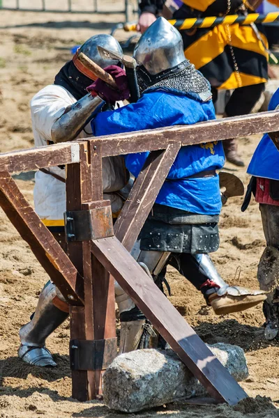 Smederevo, Sırbistan - 02 Mayıs 2019: Uluslar Savaşı, ulusal tarihi ortaçağ savaşlarında dünya şampiyonluğu. Şövalyeler kılıçla savaşıyor. Dövüş şövalyeleri.