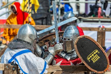 Smederevo, Sırbistan - 02 Mayıs 2019: Uluslar Savaşı, ulusal tarihi ortaçağ savaşlarında dünya şampiyonluğu. Şövalyeler kılıçla savaşıyor. Dövüş şövalyeleri.