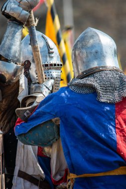 Smederevo, Sırbistan - 02 Mayıs 2019: Uluslar Savaşı, ulusal tarihi ortaçağ savaşlarında dünya şampiyonluğu. Şövalyeler kılıçla savaşıyor. Dövüş şövalyeleri.