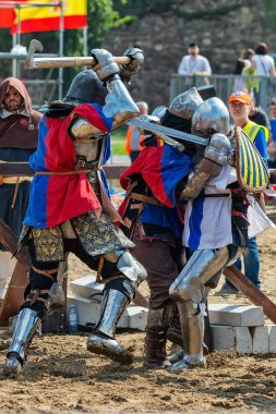 Smederevo, Sırbistan - 02 Mayıs 2019: Uluslar Savaşı, ulusal tarihi ortaçağ savaşlarında dünya şampiyonluğu. Şövalyeler kılıçla savaşıyor. Dövüş şövalyeleri.