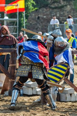 Smederevo, Sırbistan - 02 Mayıs 2019: Uluslar Savaşı, ulusal tarihi ortaçağ savaşlarında dünya şampiyonluğu. Şövalyeler kılıçla savaşıyor. Dövüş şövalyeleri.