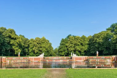 Münih, Almanya - 09 Haziran 2018: Schlosspark Nymphenburg Grosse Kaskade