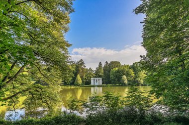 Münih, Almanya - 09 Haziran 2018: Schlosspark Nymphenburg Grosse Kaskade